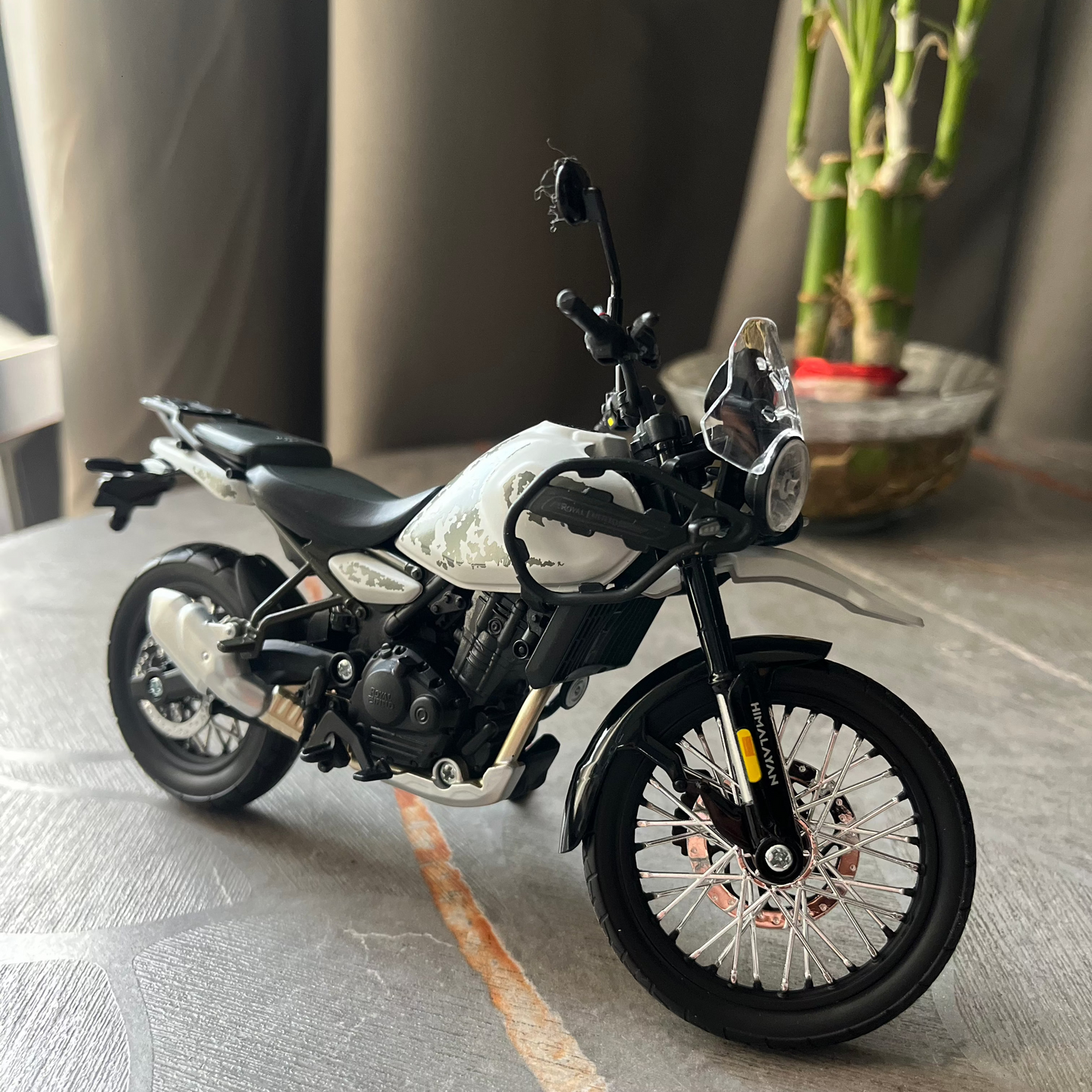 1:12 NEW HIMALAYAN 450 SCALE MODEL COLLECTIBLE  MINIATURE BIKE - CAMET WHITE